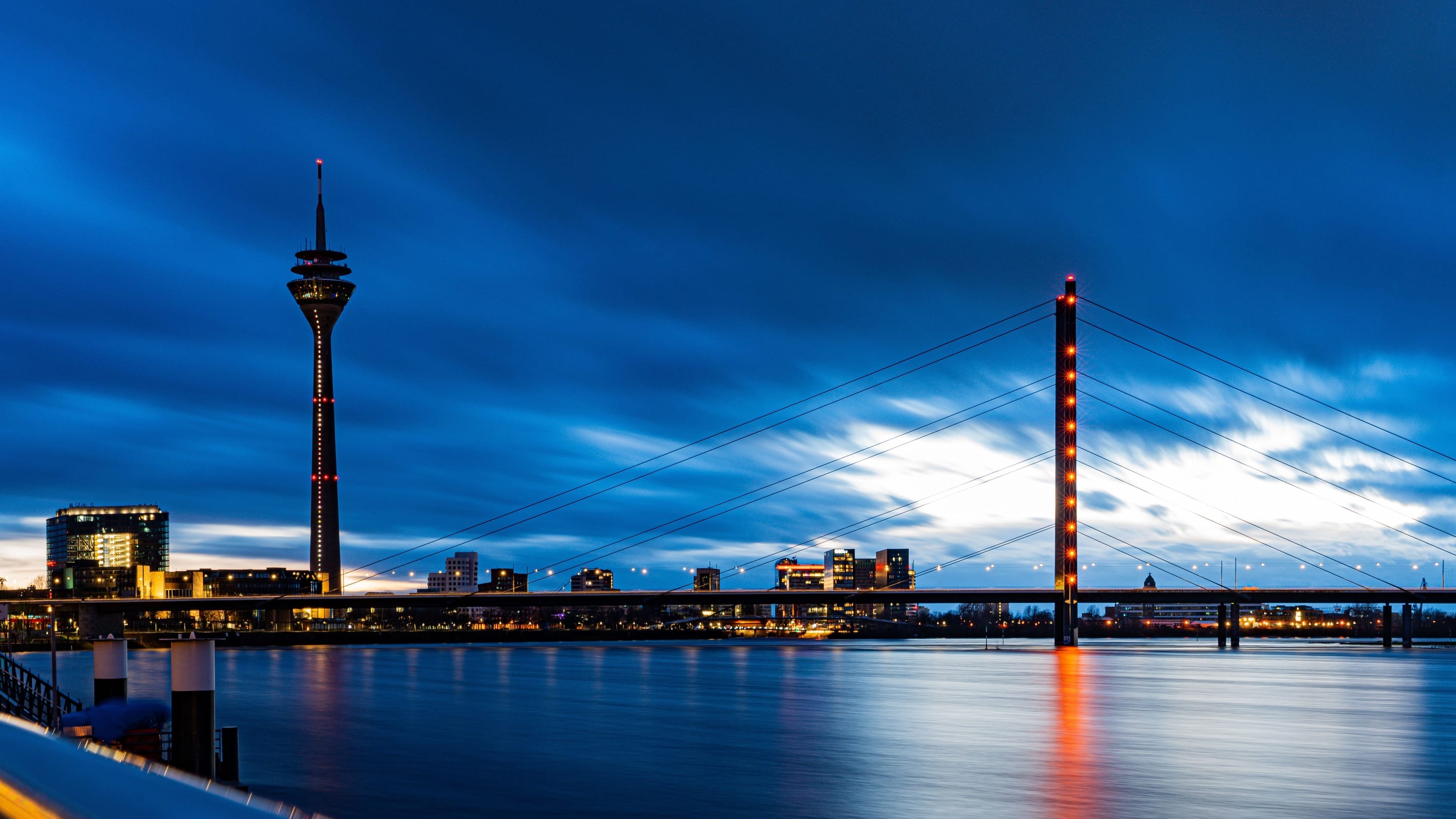 Düsseldorfer Skyline mit Rheinturm und Rheinkniebrücke zur blauen Stunde